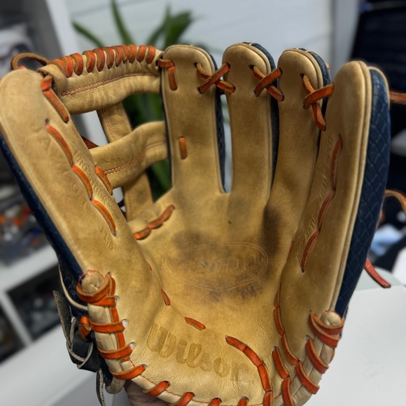 Wilson A2000 JA27 Jose Altuve Infielder's Glove - Picture 4 of 6